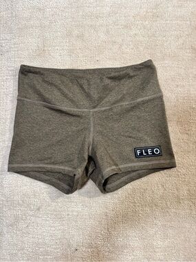 Fleo Shorts size small
